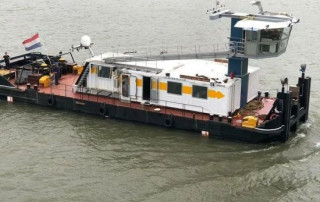 Ombouw van duwboot Nicolaas van der Wees door Teus Vlot Diesel Marine